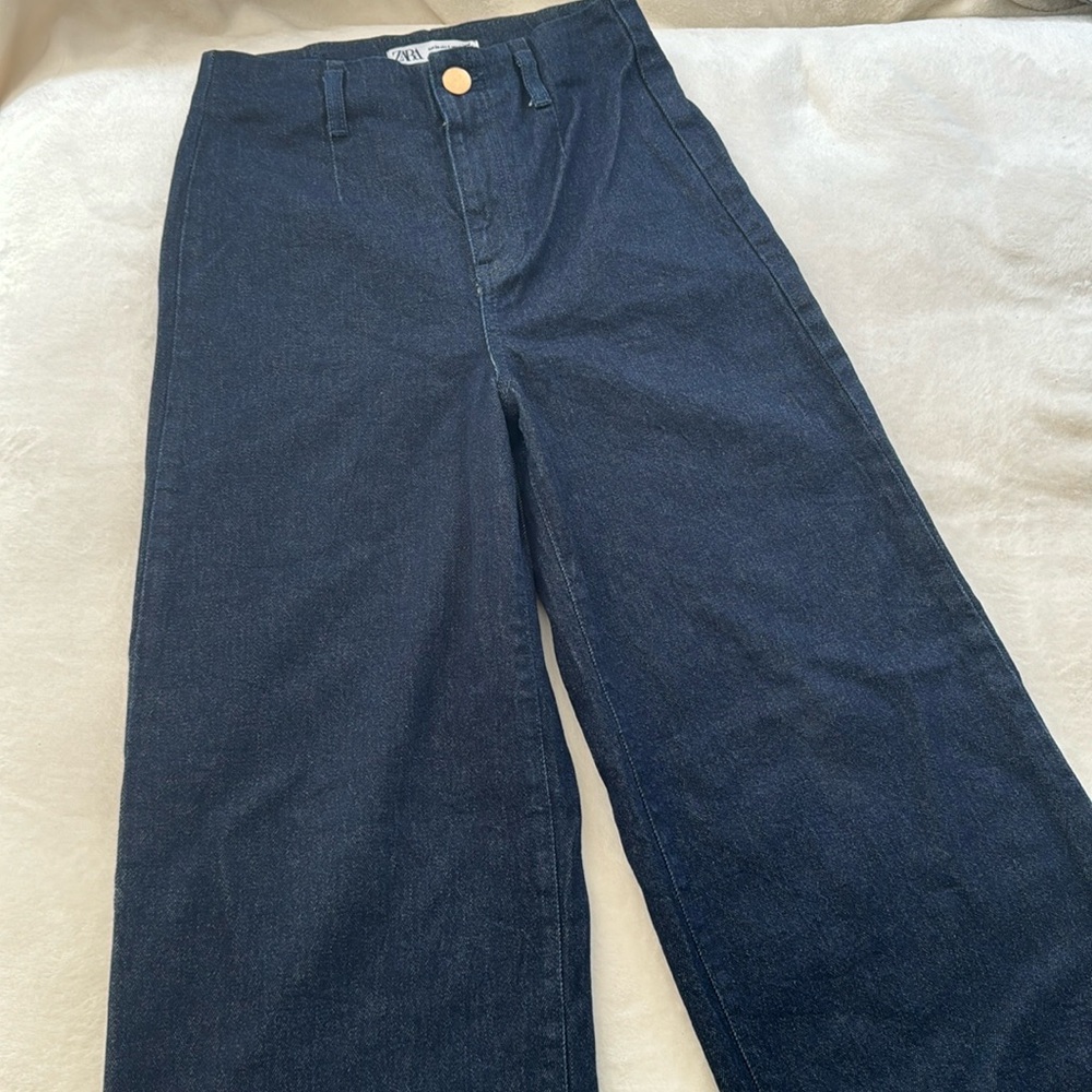 BRAND NEW, NEVER WORN - ZARA size 2 dark blue / navy flared jeans. Super chic